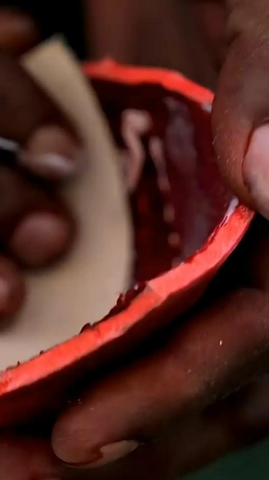 ऐसे बनती है क्रिकेट बॉल