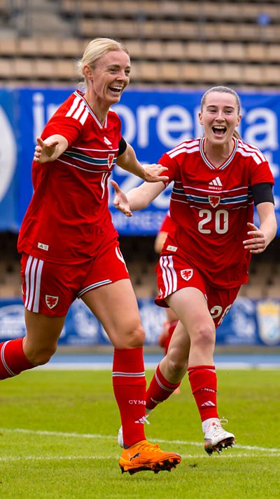 Merched Cymru yn ennill gêm am y tro cyntaf ers blwyddyn