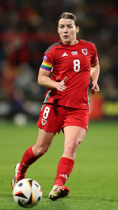 'Dwi mor falch o'r grŵp' - Capten Cymru Angharad James