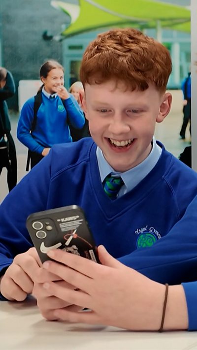 Yw hi'n syniad da gwahardd cyfryngau cymdeithasol i blant?