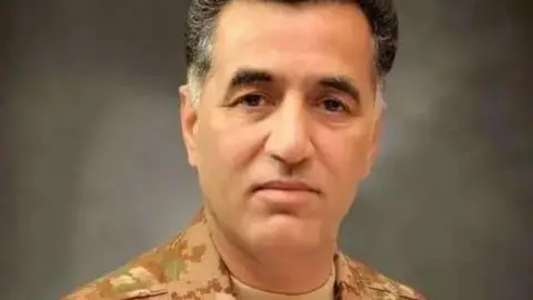 An image of Faiz Hameed wearing military fatigues. 