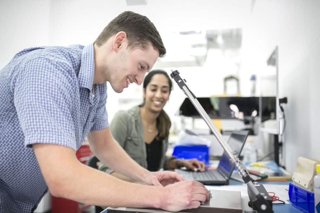 two people work in a laboratory