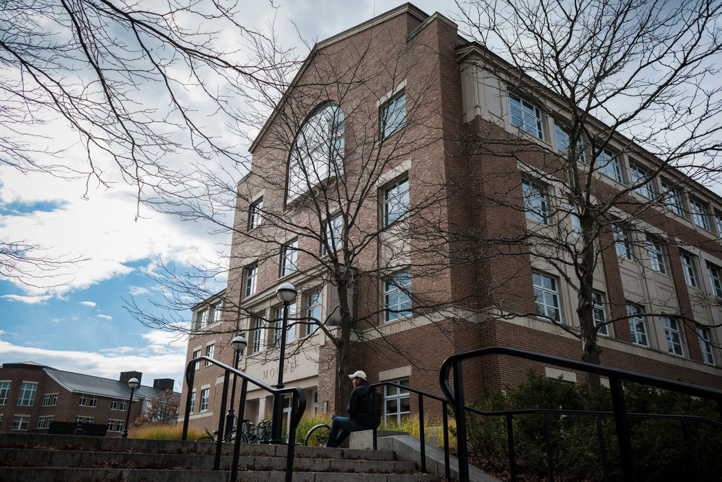 位於新罕布什爾州漢諾威的達特茅斯學院。該校三名教授因受到不當性行為的指控而被調查，並被禁止訪問校園。