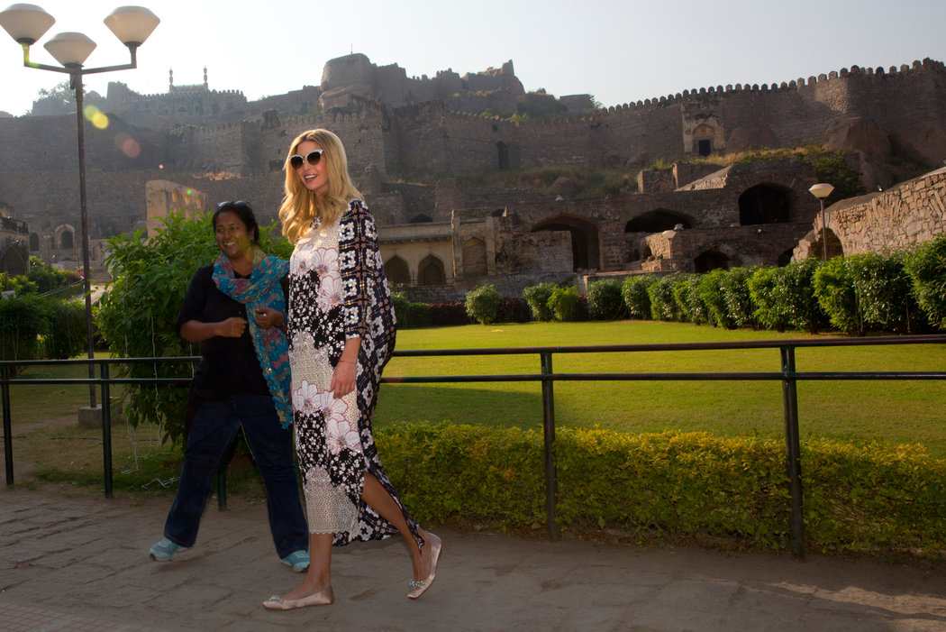 週三，伊萬卡·川普在海得拉巴附近的高爾孔達城堡參觀時，身穿印尼設計師碧妍·瓦納特馬達設計的一條連衣裙。