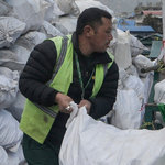 如何將90噸垃圾運下珠峰？