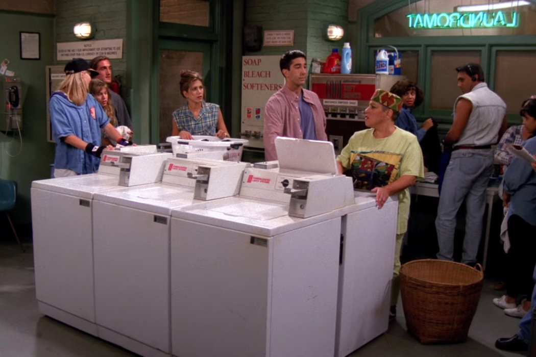 羅斯(中)遵守自助洗衣店的規則。