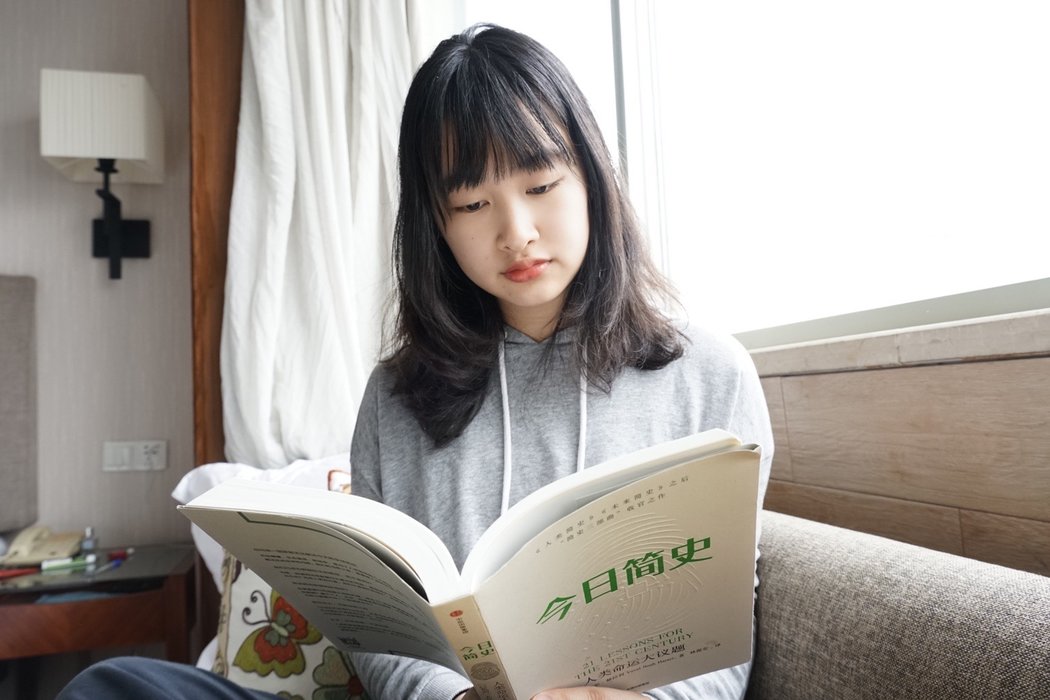 紐約大學學生瑞妮·金上週五在中國杭州的一家隔離酒店裡。