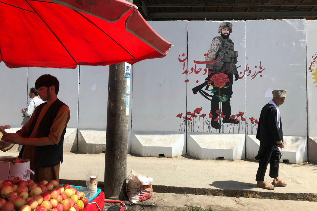 在被塔利班佔領前不久，阿富汗喀布爾市中心的一名果汁小販。