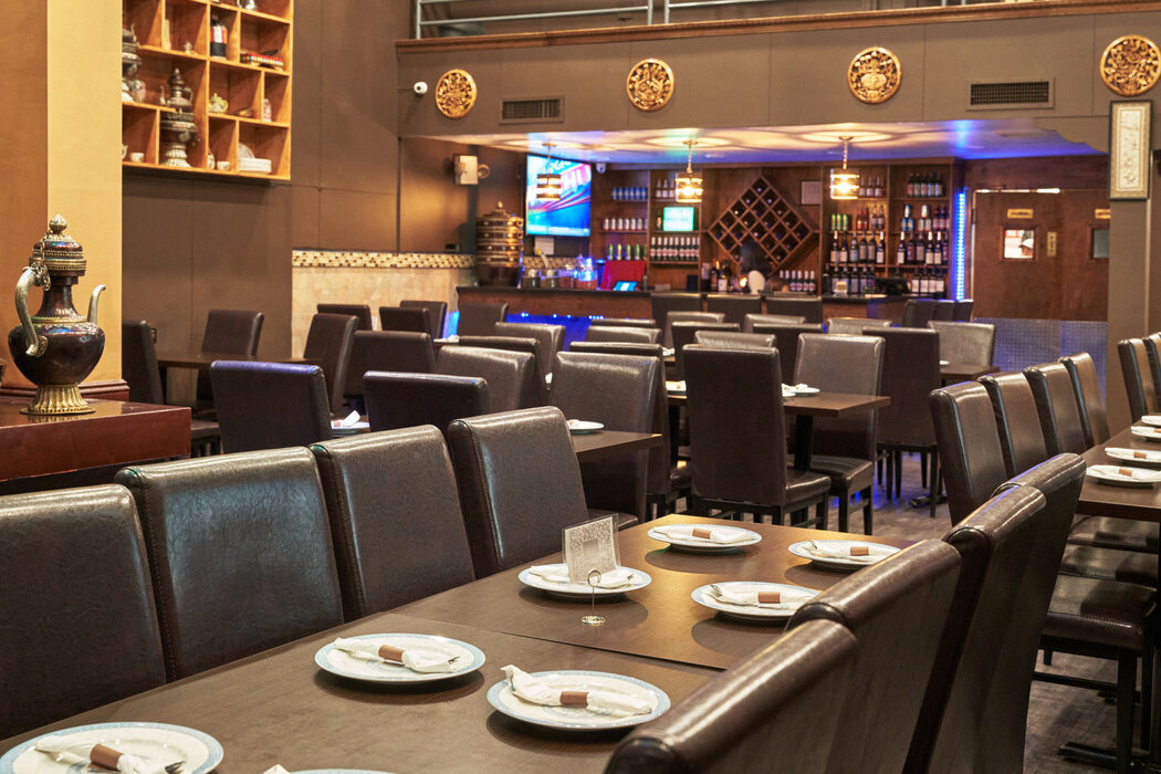 餐廳的長桌通常坐著一大家子人。