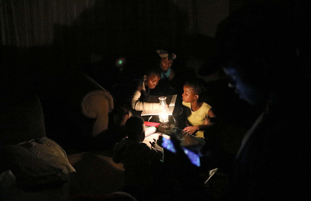 南非索韋托2021年經歷的一次停電。中國政府表示,將幫助南非修理年久失修的國家電網。