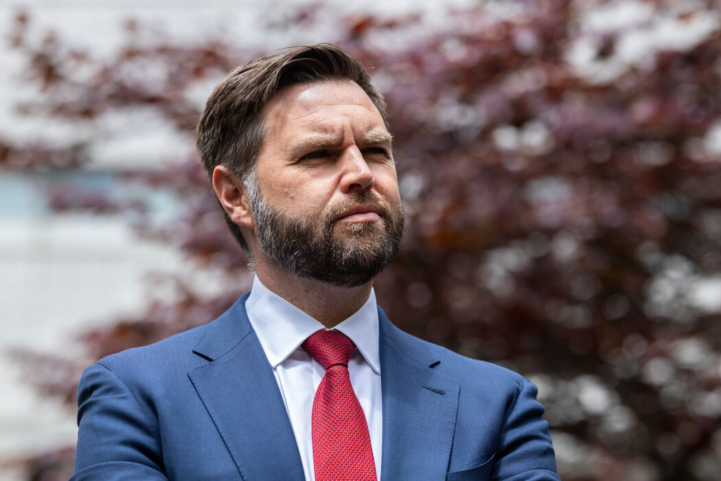 參議員萬斯,5月攝於曼哈頓。在《鄉下人的悲歌》一書中,萬斯認為美國工人階級應該為自己的困境負責。現在,他似乎對這一論斷產生了懷疑——至少是對這樣說法的政治效用產生了懷疑。