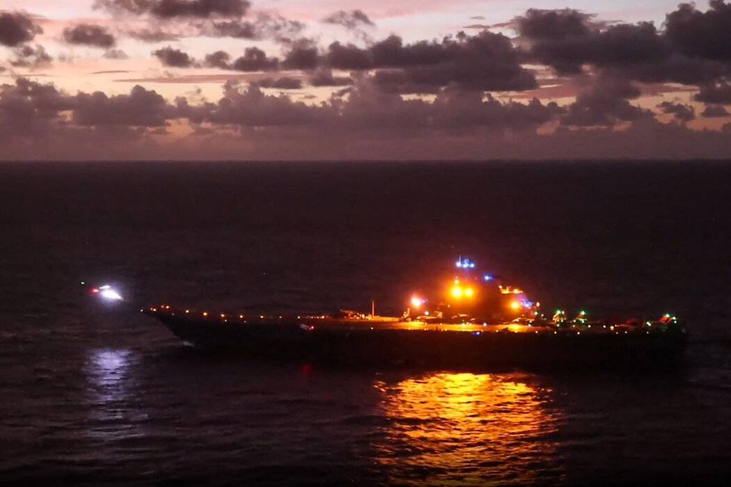 中國軍方發布的一段影片的截圖顯示,一架戰鬥機在週一的環台軍演中從「遼寧號」航空母艦的甲板上起飛。