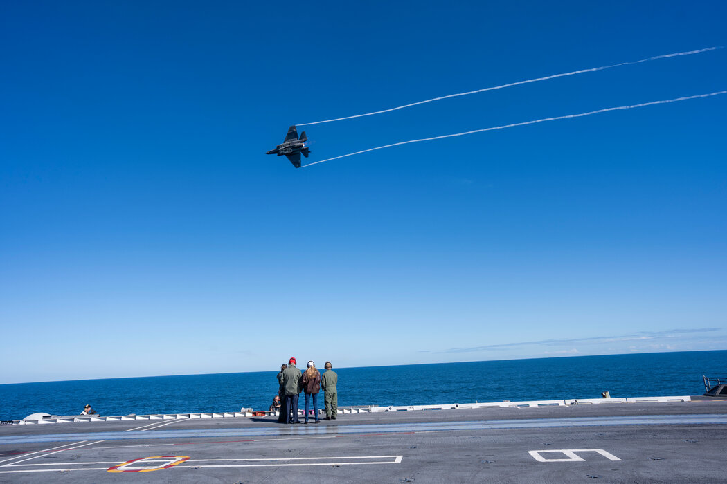 本月,川普總統與第一夫人梅拉尼婭·川普共同觀摩了海軍力量演示。川普始終支持國防部長彼特·海格塞斯,後者已解僱十餘名軍方領導人,其中不乏有色人種和女性。