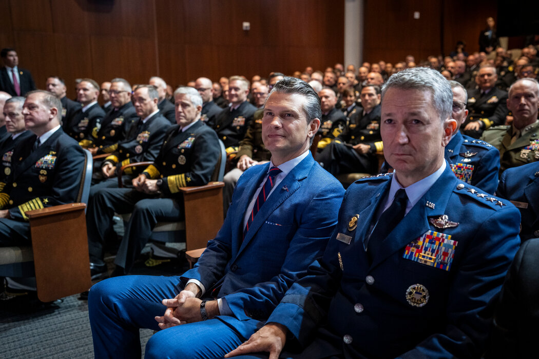 9月在維吉尼亞州匡蒂科,國防部長彼特·黑格塞斯在台下聽川普的演講。