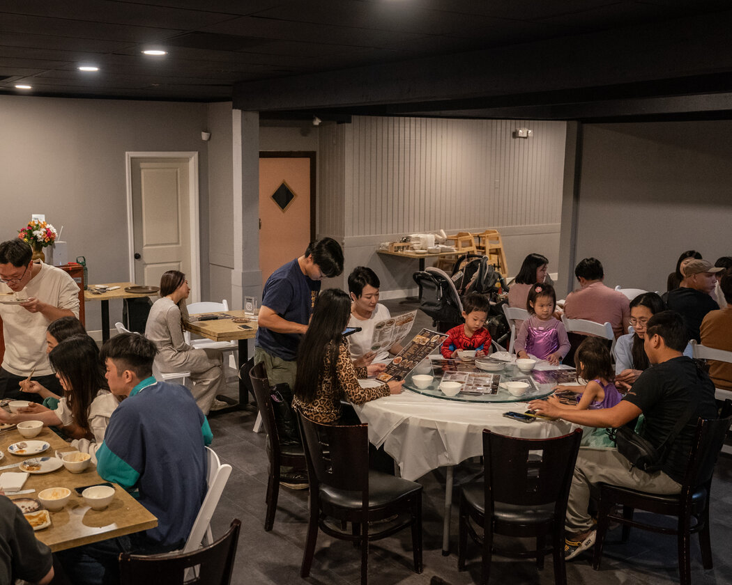 莎倫·李在鳳凰城一家台灣餐廳點餐,兩年前她隨丈夫搬到亞利桑那州,丈夫在台積電工作,他們還帶著一對年幼的雙胞胎。