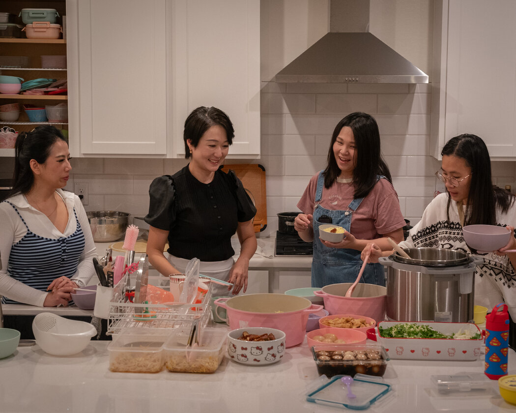 莎倫·李在家中為孩子們舉辦晚宴和集體遊戲活動,她所在的社區有數戶台積電員工家庭遷入。