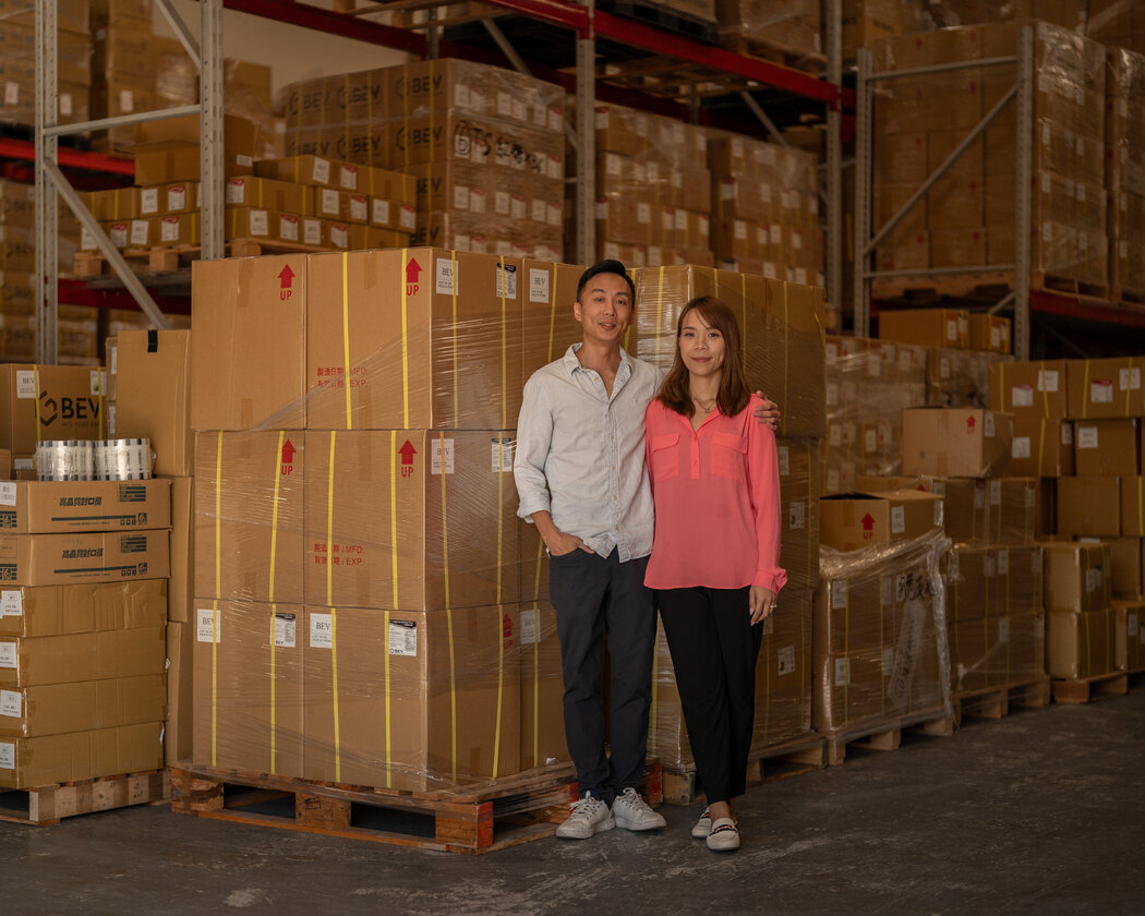 即使是70萬美元的房子,在房地產經紀人蒂娜·盧的台灣客戶眼中也顯得便宜。圖為她與丈夫陳霆在他的倉庫中。