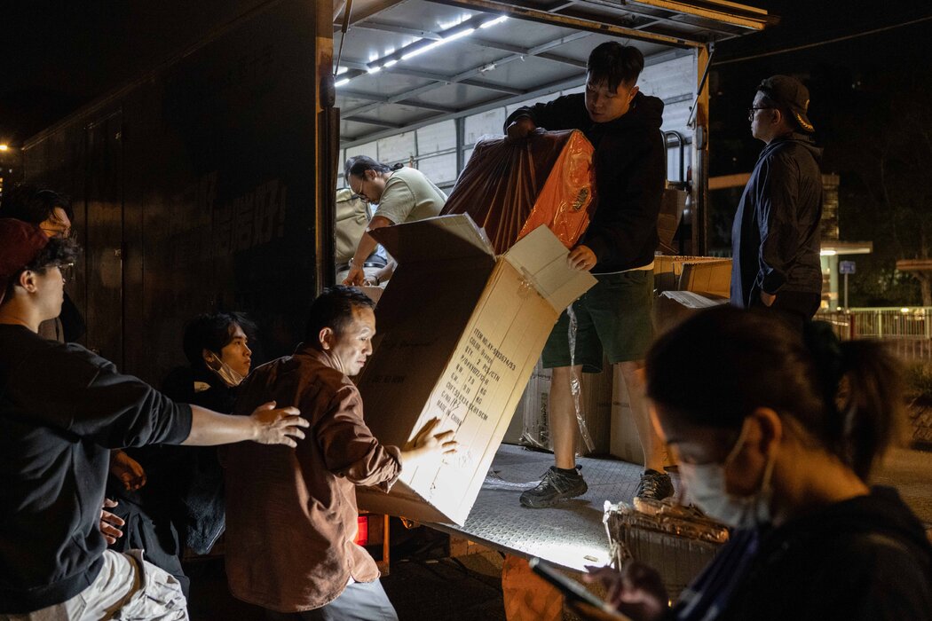 志願者正在整理捐給災後無家可歸者的物資。