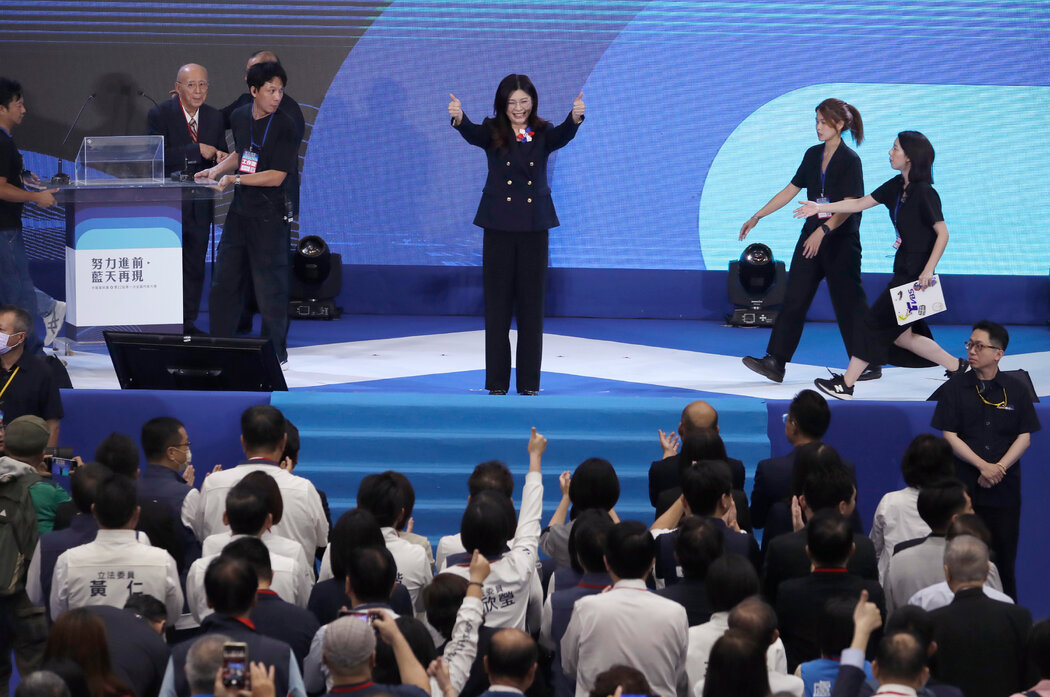 11月,新當選的國民黨主席鄭麗文在台北舉行的黨代表大會上與支持者歡呼。