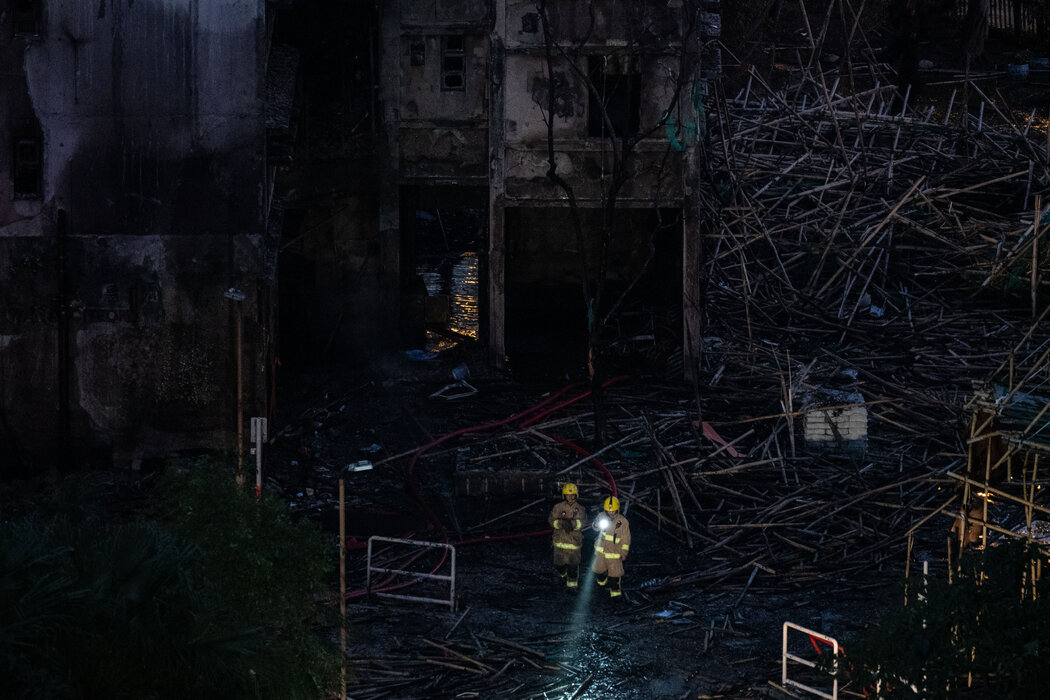 救援人員在大埔宏福苑火災現場尋找傷亡者。