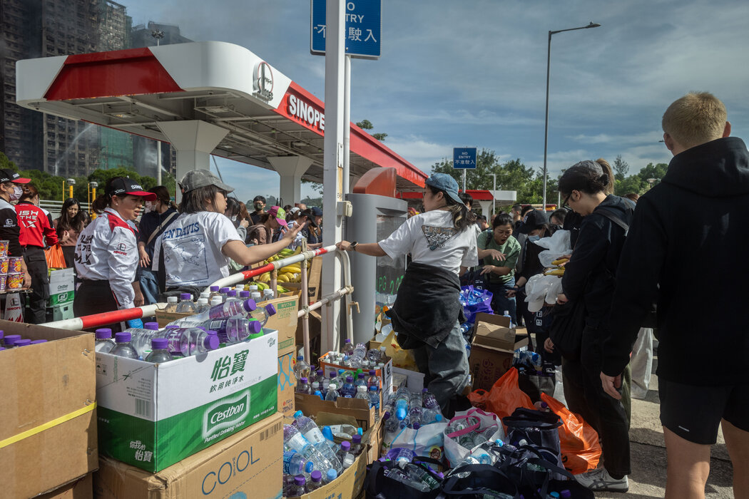 志願者們在大埔整理捐贈的衣物和食物。