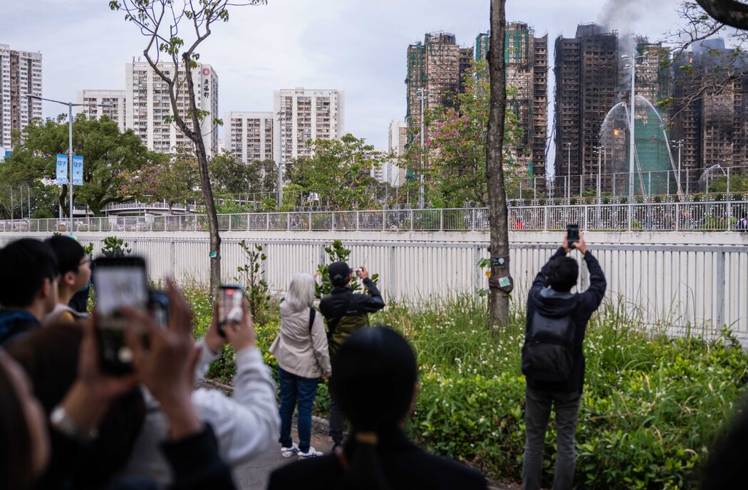 11月27日,香港宏福苑發生火災,圖為圍觀群眾。