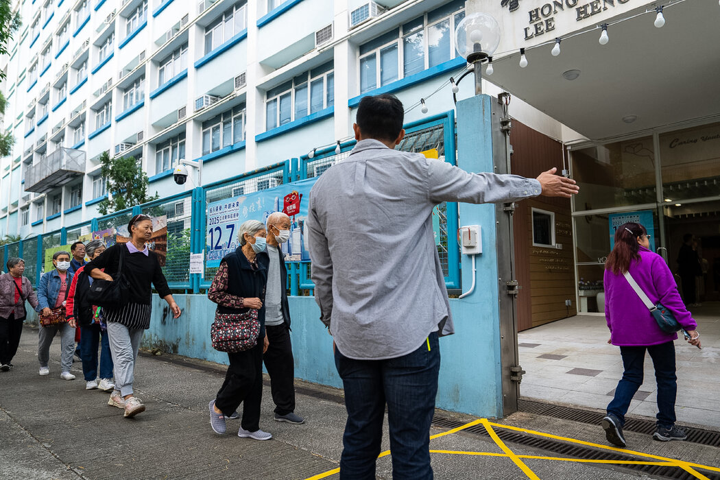 週日,火災現場附近的一個投票站。