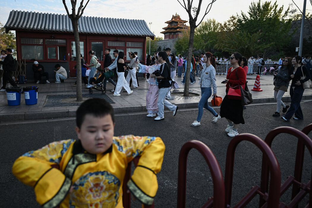 10月中國國慶黃金週期間,北京故宮附近的遊客。中國遊客紛紛選擇境內遊,因為這比出境游便宜。
