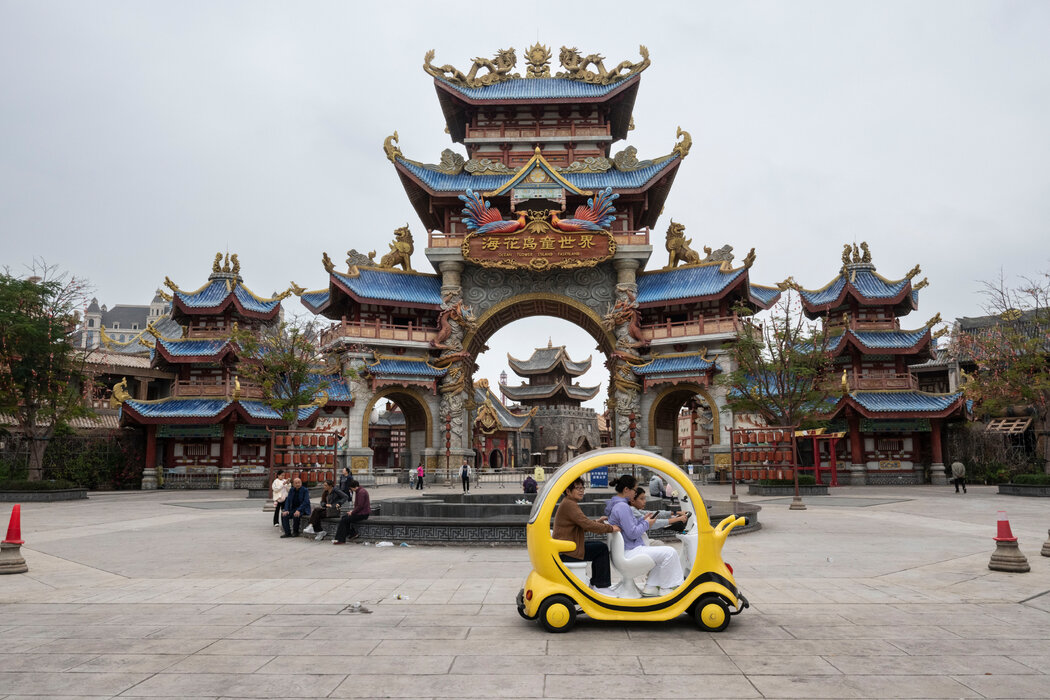 本月,遊客們聚集在海花島童世界海洋樂園入口處的廣場上——這座遊樂園從未開放過。