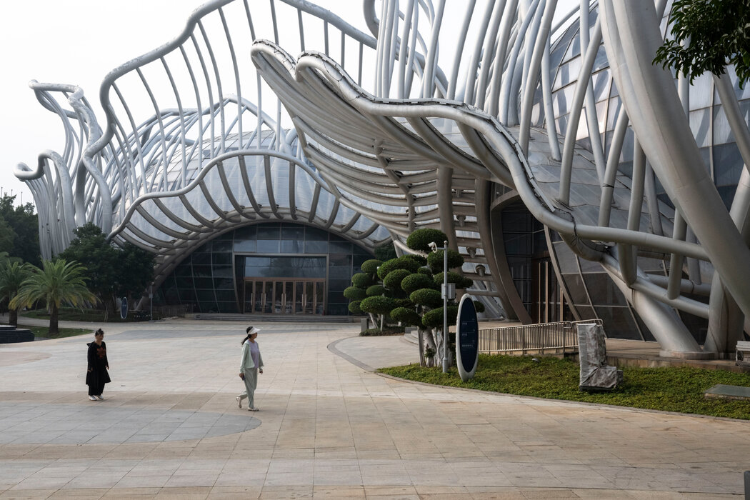 遊客漫步于海花島會議展覽中心的展館之間。開發商恆大集團為這個集零售、住宅和娛樂於一體的綜合體投入了約120億美元。