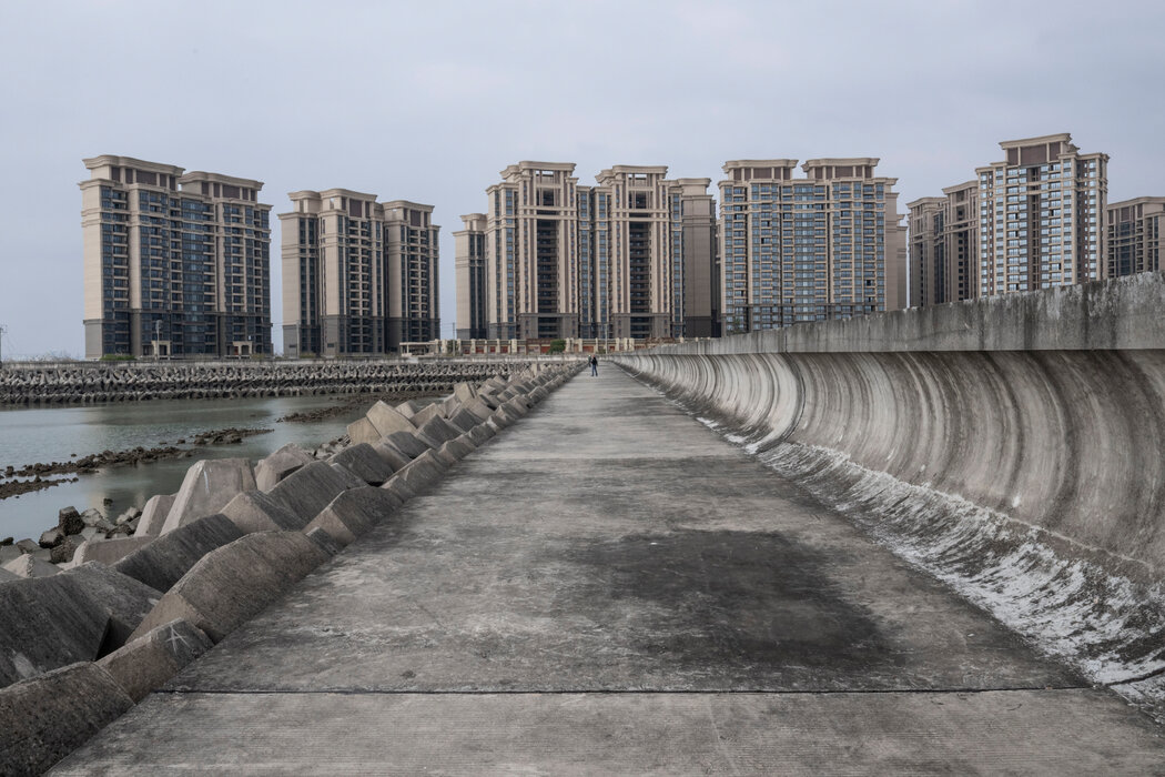 恆大崩盤時,39棟高樓公寓即將竣工卻無人問津。一排排空置的大廈矗立在廢墟荒原之中。