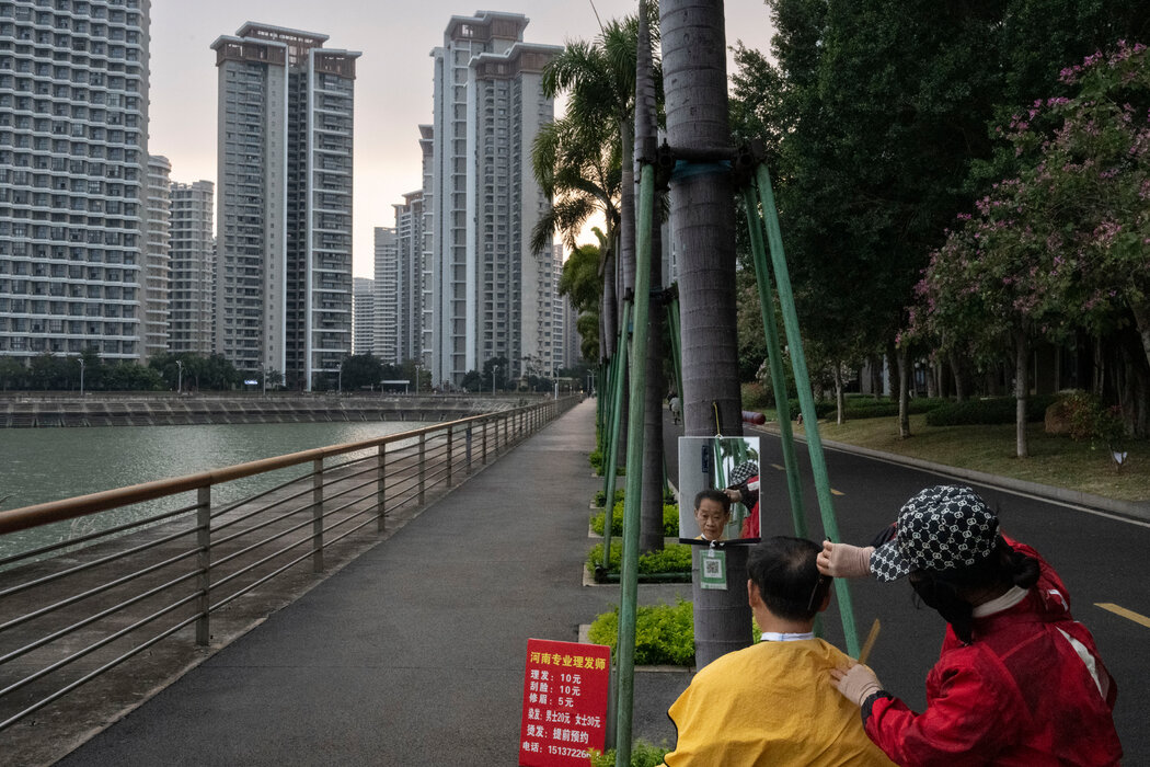 在海花島項目中開發最密集的二號島街頭理髮。該島主要由老年人居住。