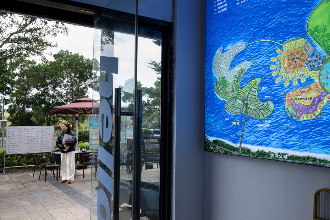 1月初,在一家房地產中介門外,一名銷售人員正尋找潛在的公寓買家。