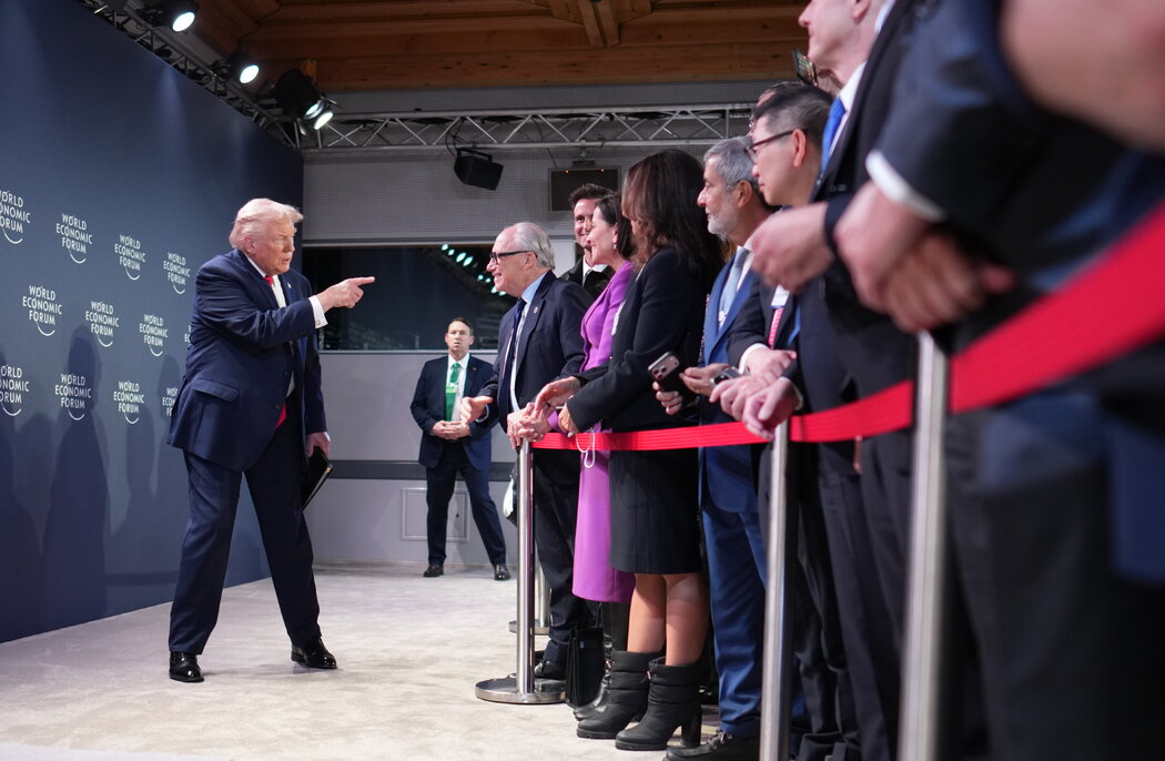 川普總統週三在瑞士達佛斯世界經濟論壇與商業領袖們的招待會上。