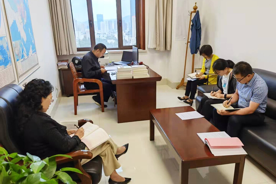 2021年,馬瑞林在辦公室與同事進行黨建活動;也是在這間屋子裡,他一直祕密地進行禱告。