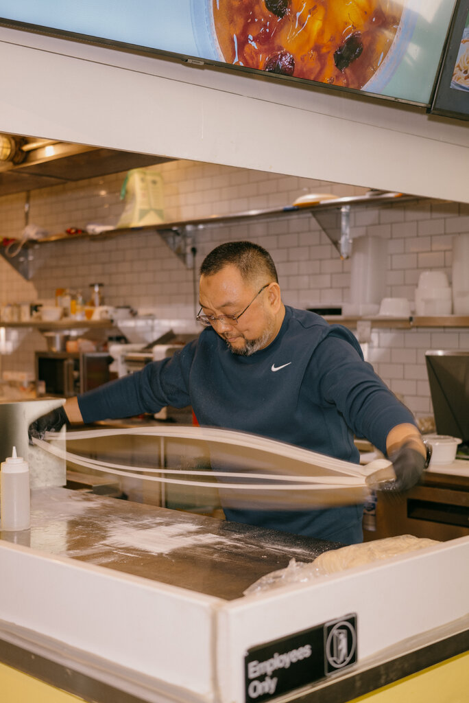 馬瑞林在製作拉麵,他來到紐約後,在由中國穆斯林經營的餐廳工作。