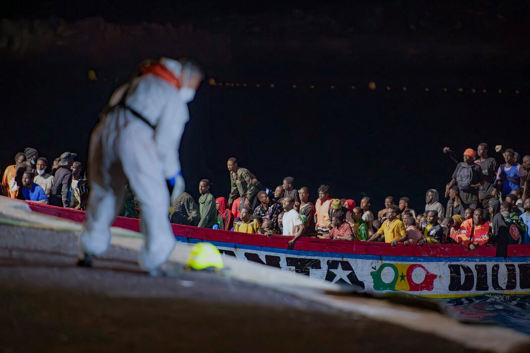 2024年,非洲移民乘船抵達加那利群島的埃爾耶羅島。